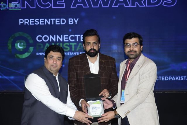 EcomXpert receiving an excellence award from Connect Pakistan