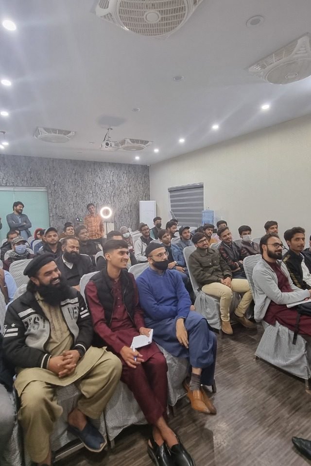 E-commerce course in Lahore: practising online selling on a laptop