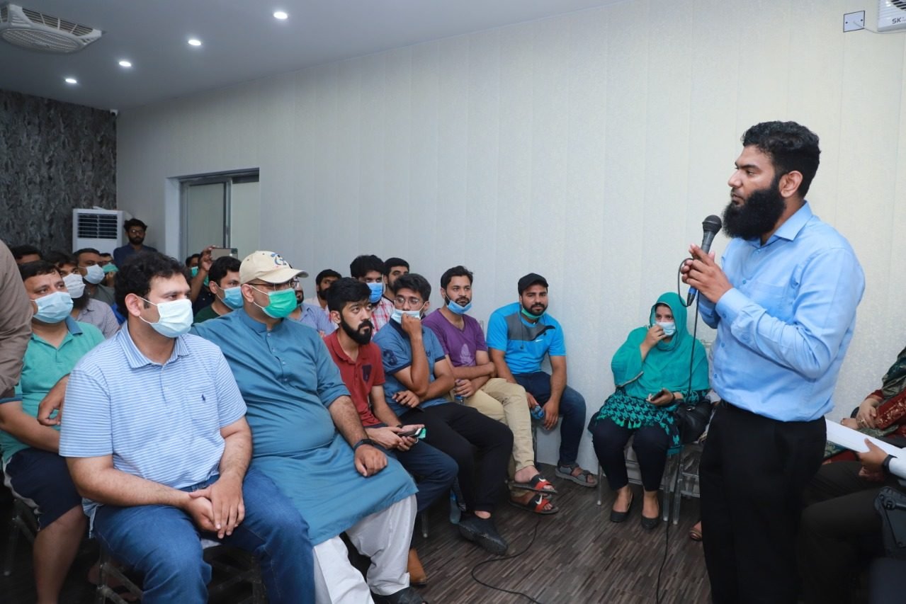 Amazon VA course in Lahore: managing an Amazon seller account on a laptop
