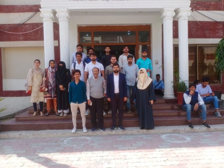 Students and EcomXpert trainers at a university e-commerce seminar