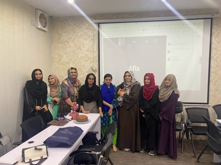 Female students of the EcomXpert e-commerce course in Lahore